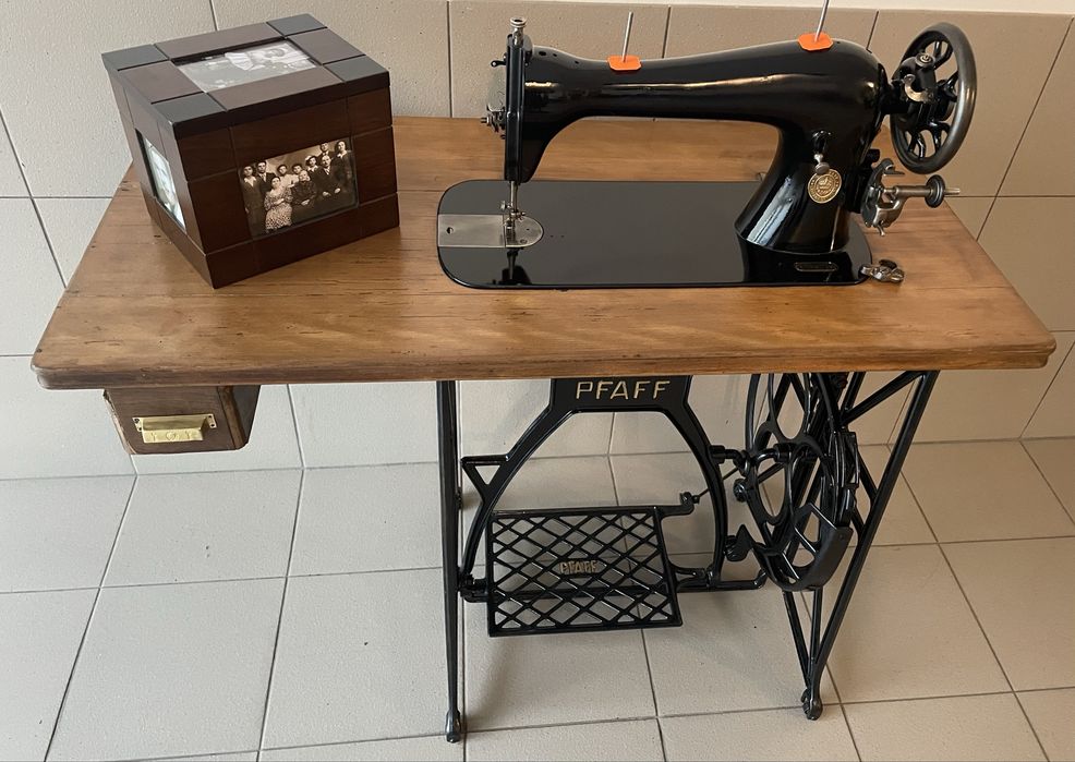 Máquina de costura semi-industrial, PFAFF, restaurada e a coser.