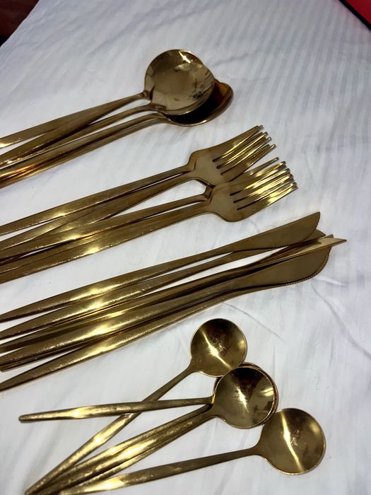 Conjunto de talheres dourados – 24 peças