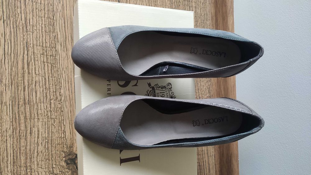 Czółenka / półbuty Lasocki szare zamszowe rozm. 38 Stan bardzo dobry