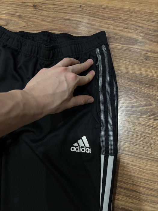 Czarne spodnie dresowe Adidas Tiro 18, uzywane jak nowe, rozmiar M