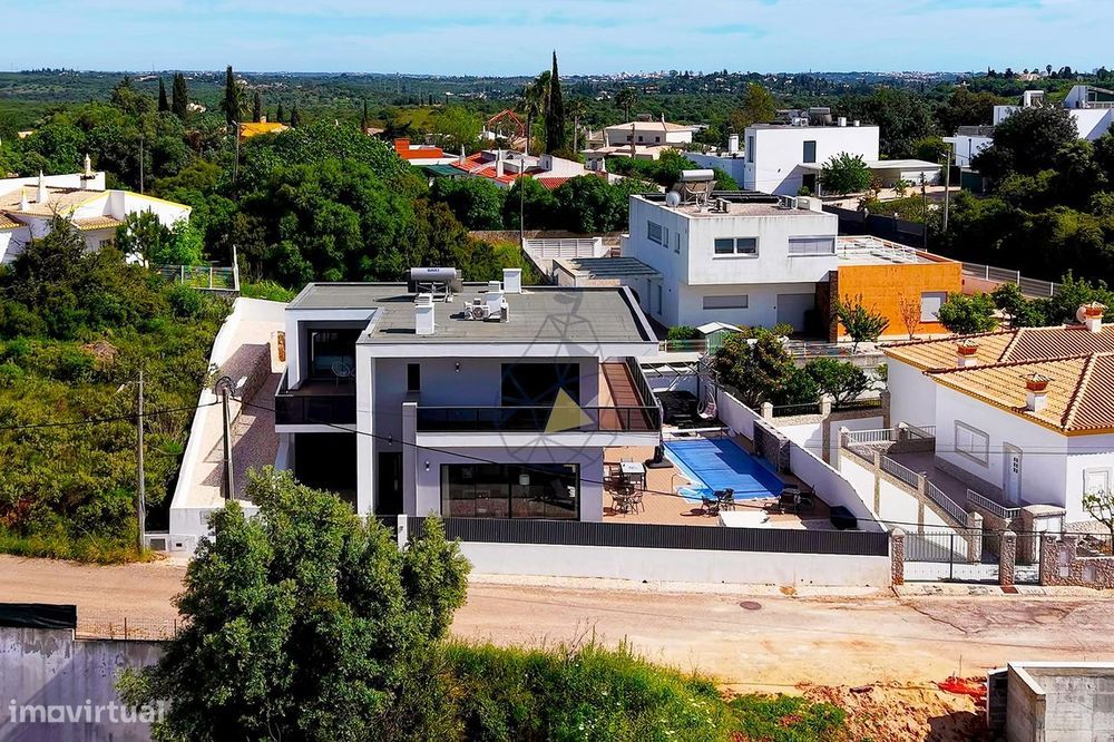 Moradia Independente com Piscina e Garagem em Monte Canelas - Portimão