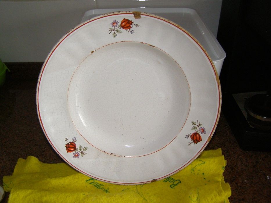 Pratos e travessas antigos para decoração