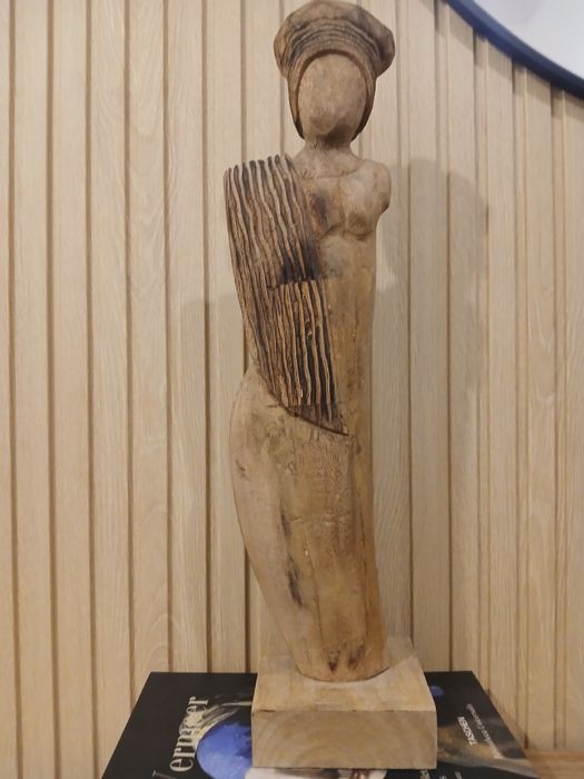 Vendo 2 estatuetas de madeira em excelente estado