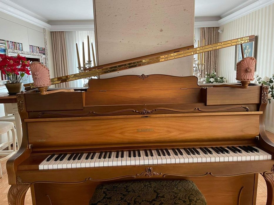 Pianino Schimmel z lampkami