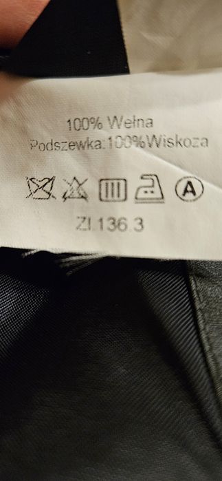 Granatowy wełniany, cienki garnitur w delikatne bordowe prążki