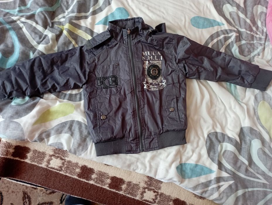 Продам вітровку  на весну з незначним флісиком в середині