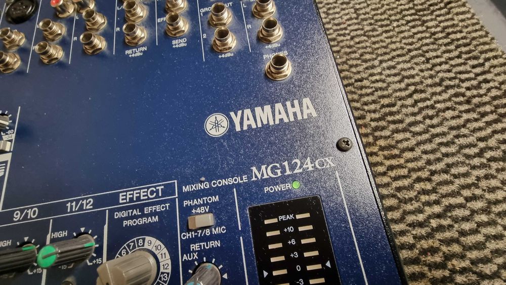Mesa de Mistura Yamaha MG124CX – 12 Canais com Efeitos