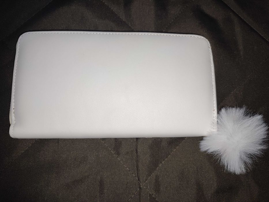 Клатч белый кошелек с цветочной вышивкой.