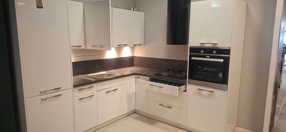 Poekspozycyjny zestaw mebli kuchennych - 50%