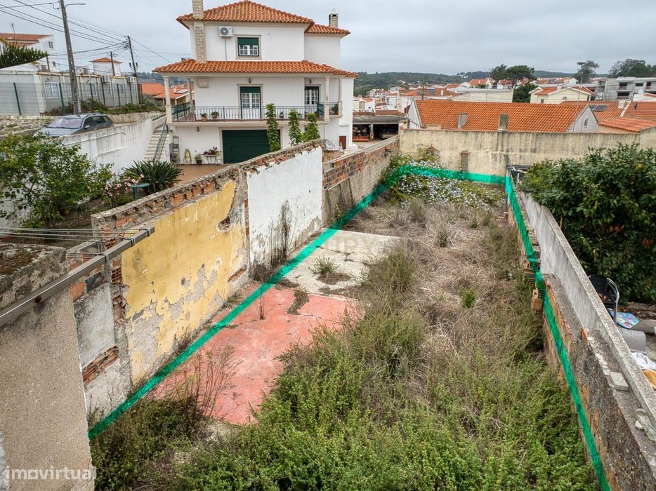 Moradia com excelente potencial no centro da Pederneira – Nazaré