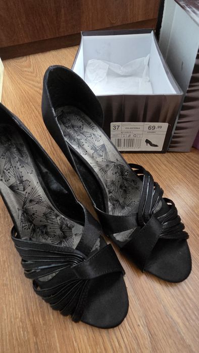 Buty czarne na obcasie