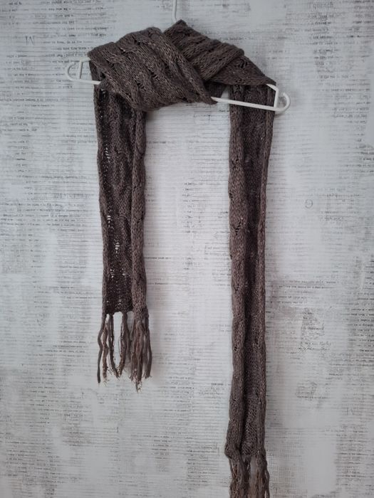 Brązowy długi szalik ze złotą nitką