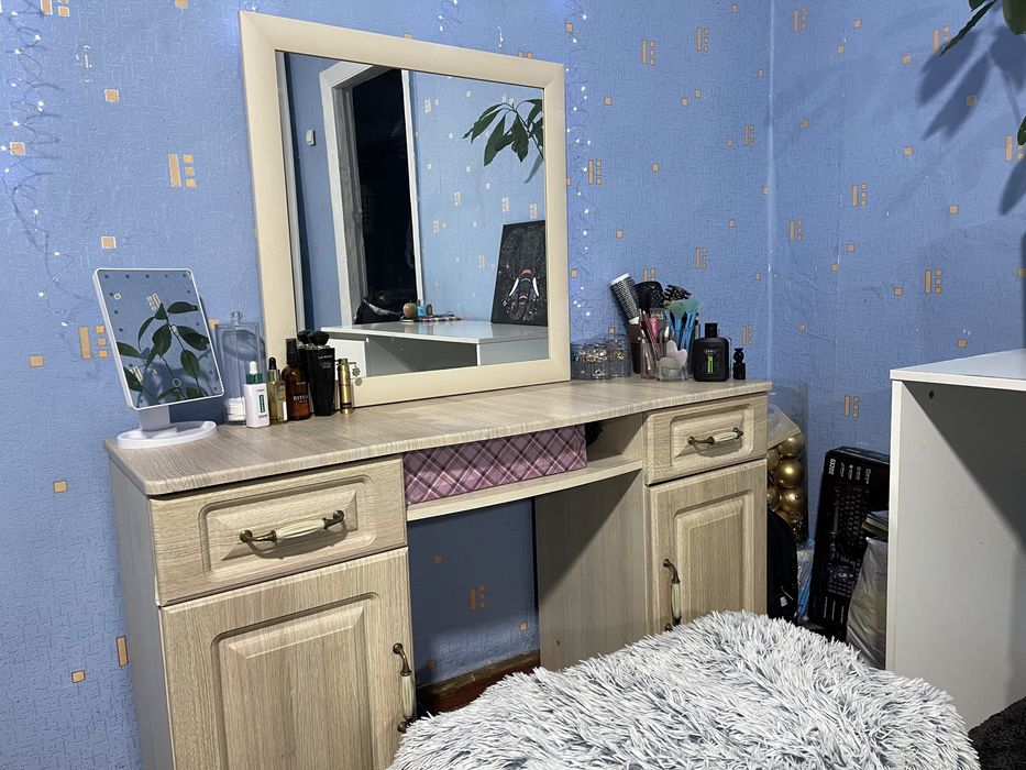 Трюмо, туалетний столик, косметичний столик