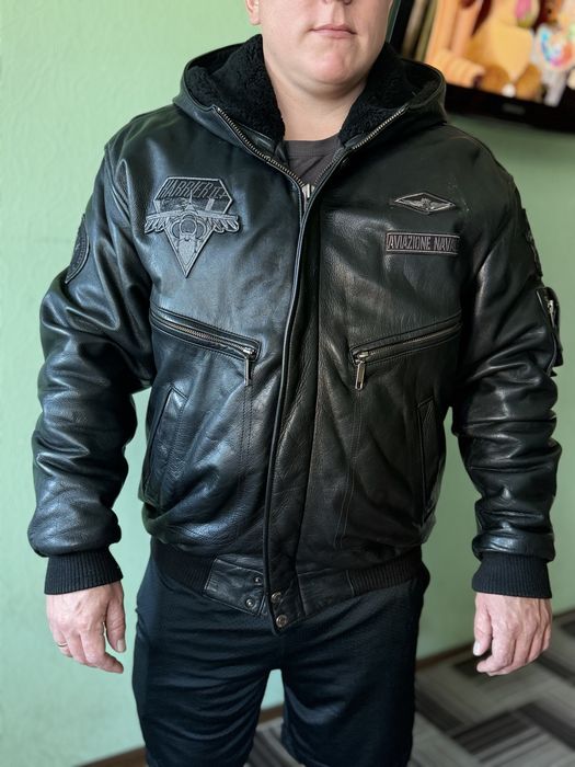 Очень тёплая зимняя flight jacket из 100% натуральной кожи телёнка, цвет — чёрный.