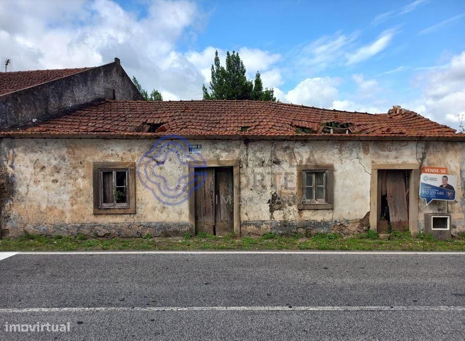 Casa para recuperar com logradouro e terreno entre Tomar e Ferreira do