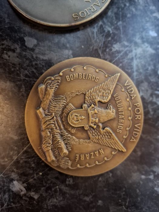 Várias medalhas de bombeiros