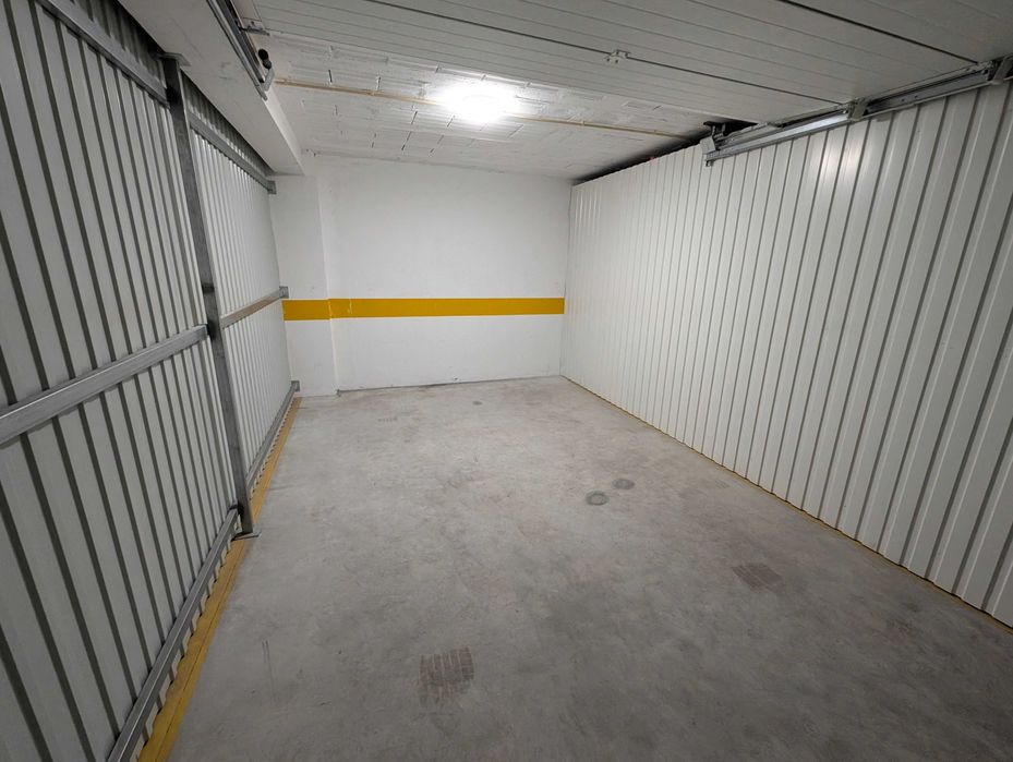 Arrendamento de garagem na Rua Dona Glória de Castro, 43