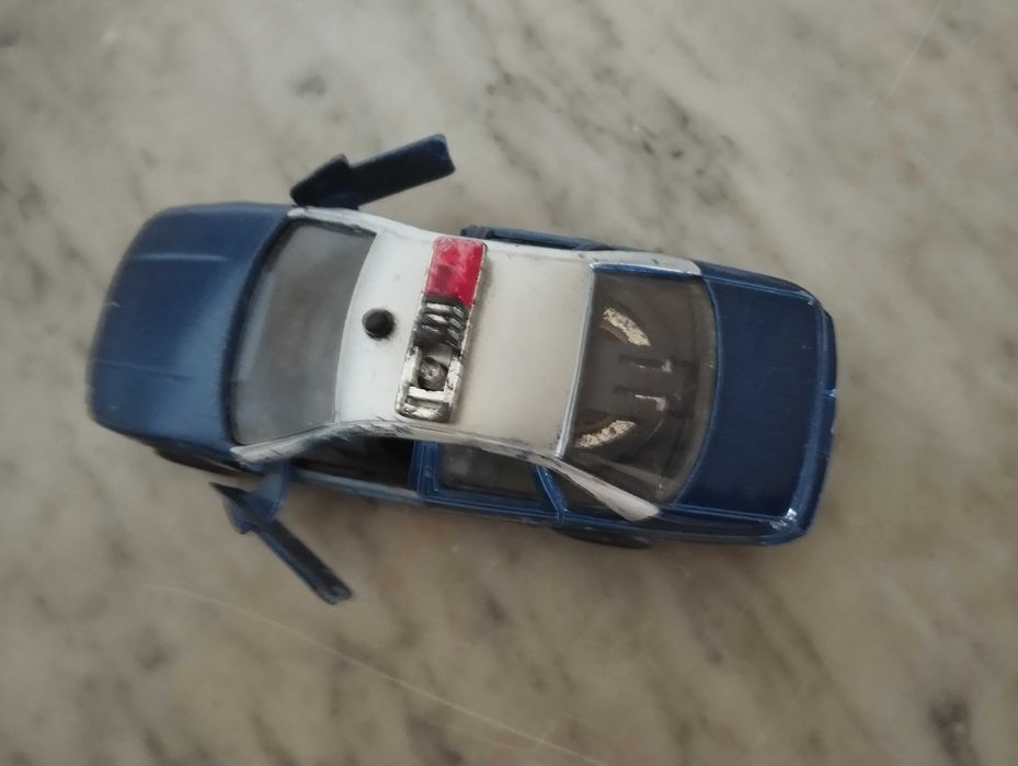 Carro da polícia colecionável.