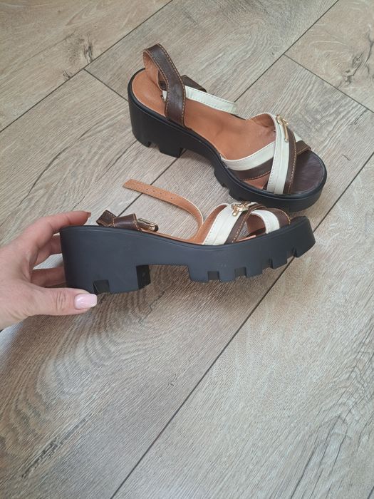 Шкіряні босоніжки.