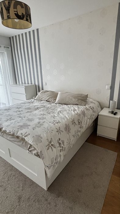 Cama de casal com arrumação