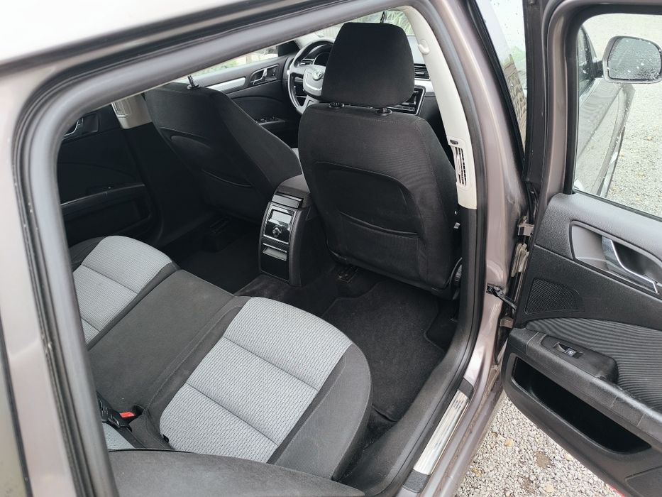Skoda superb  benzyna 2010 serwisowana książka serwisowa