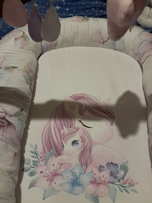 Кокон з дугою та іграшками