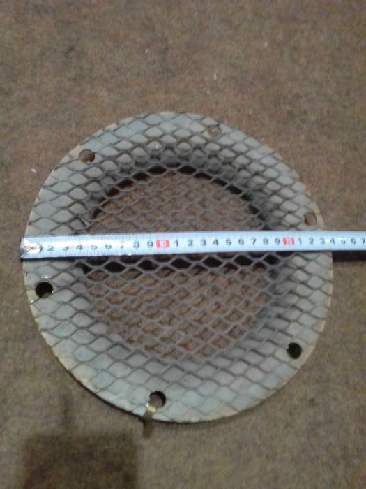 Решетка вентиляционная металлическая.