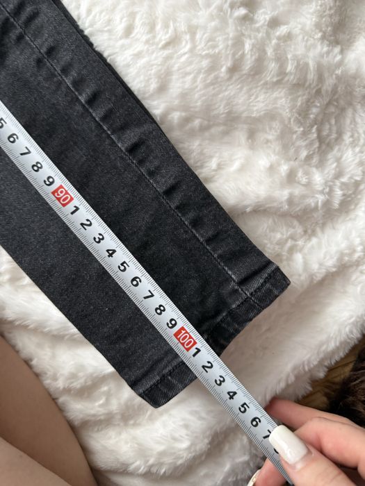 czarne skinny jeans z dziurami