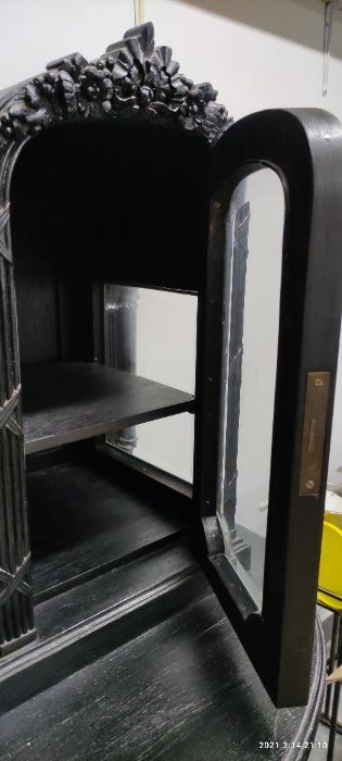 Kredens dębowy ,antyk zdobiony.