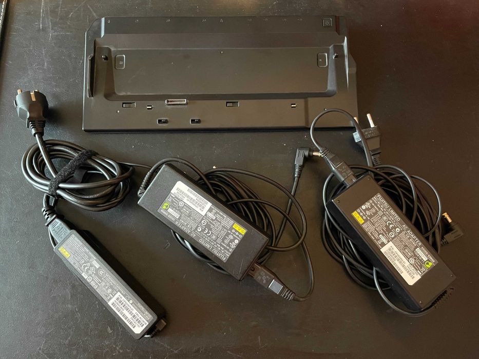 Laptop Fujitsu LIFEBOOK S936 dotyk+akcesoria stacja dokująca ładowarki