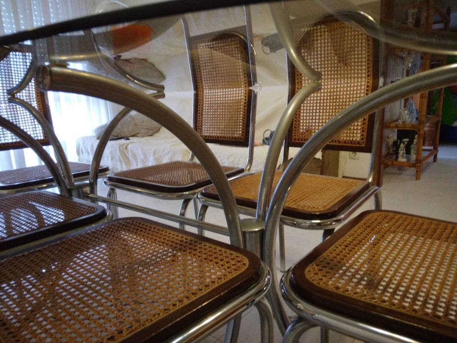 Mesa de sala com tampo em vidro e pés cromados