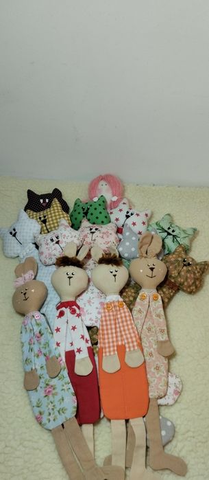 Bonecas de pano feitas a mão.