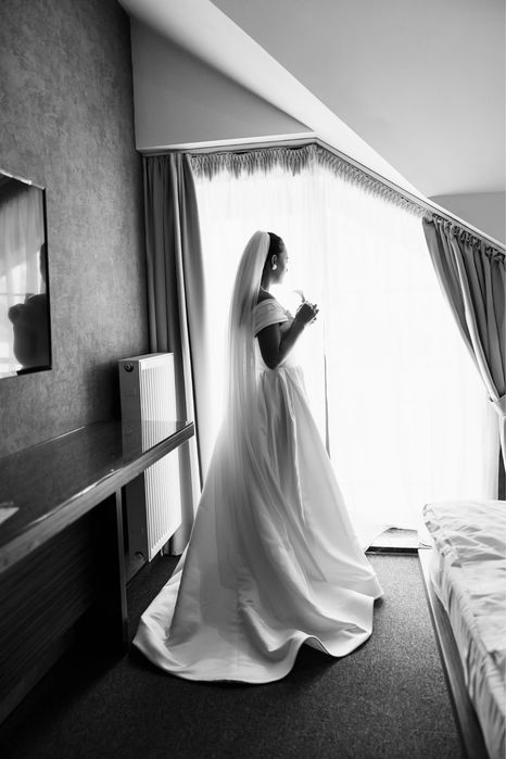 Весільна  сукня атласна