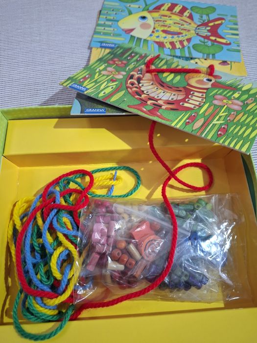 Sznurki i dziurki   (b56)