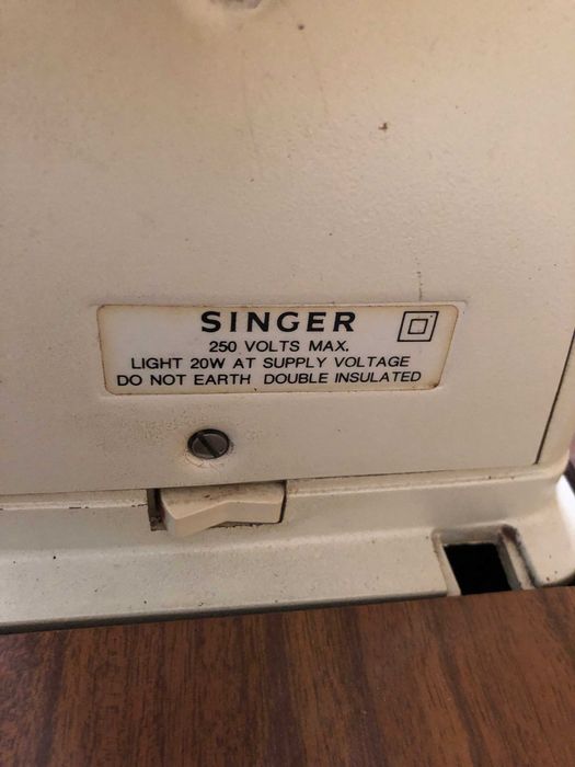 Máquina de Costura SINGER 507 dos anos 70