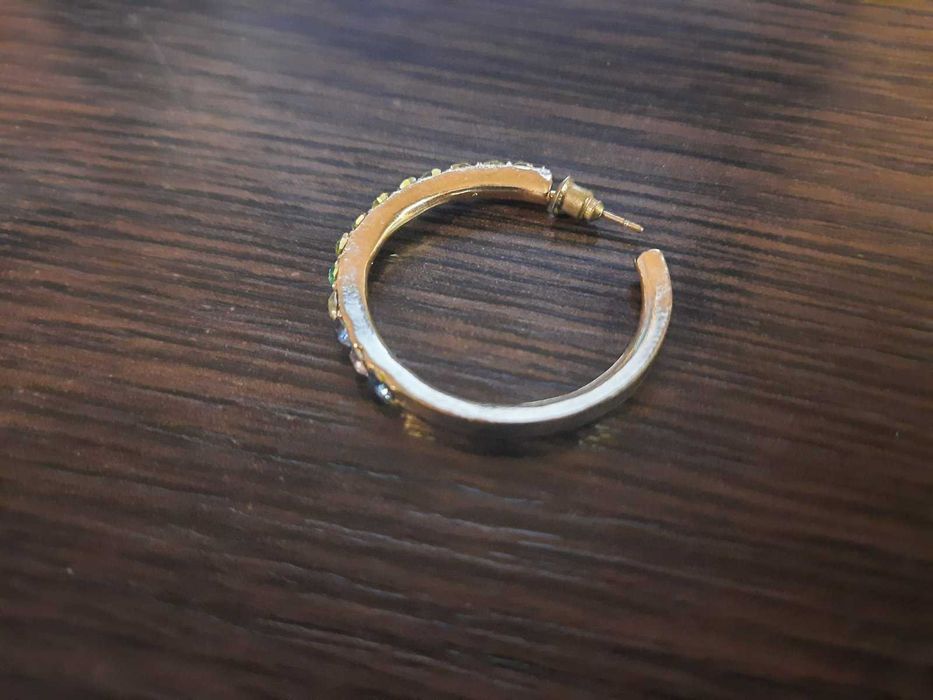 Одна сережка кольцо с разноцветными камушками серьги бижутерия