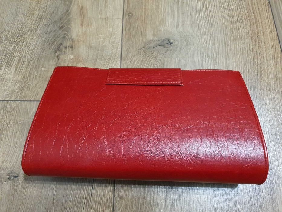 Czerwona kopertówka na wesele, imprezę