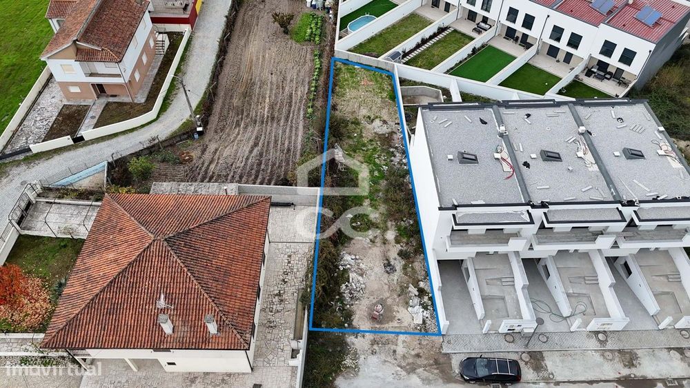 Lote para construção de uma moradia unifamiliar em banda com dois piso