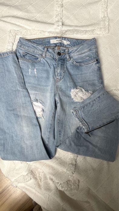Spodnie jeansowe z dziurami suwak na nogawkach Vero Moda 32