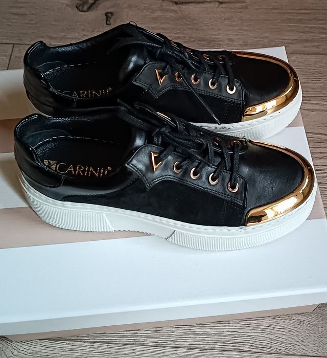 Nowe, skórzane sneakersy marki Carinii na masywnej platformie