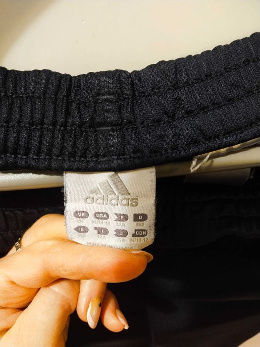 Oryginalne spodenki sportowe Adidas r.152