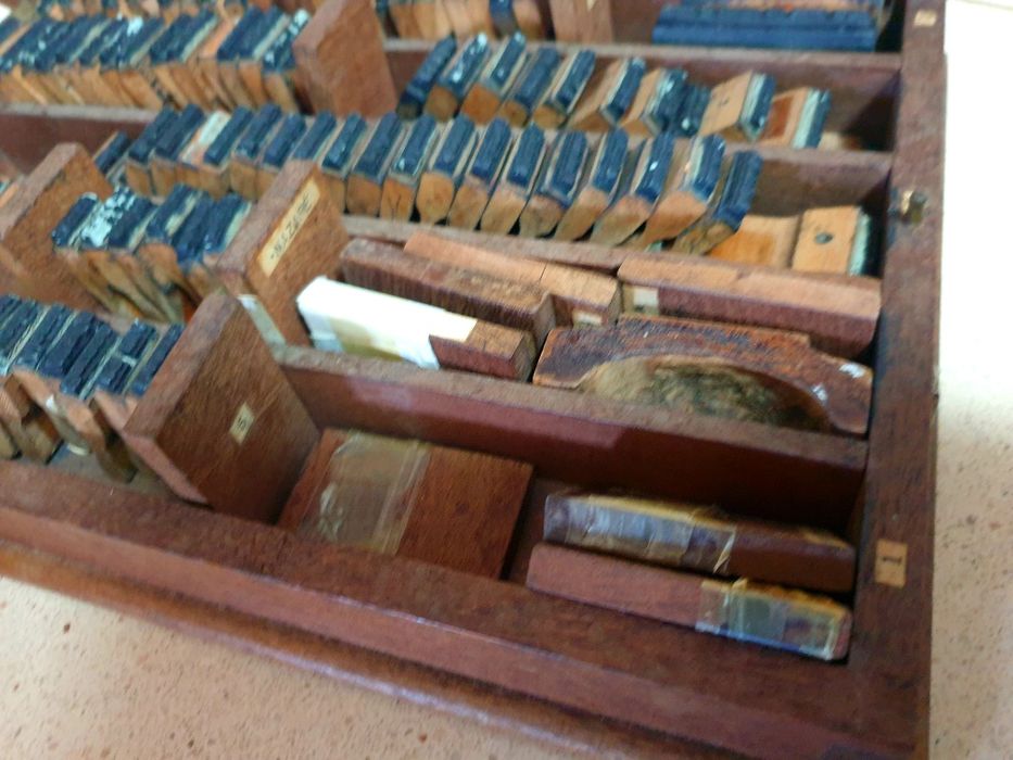 Antiga caixa de carimbos de cidades portugueses com caixa em madeira