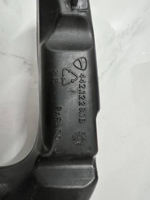 Шноркель Ducati Diavel з лівого боку впускного каналу 44212281B