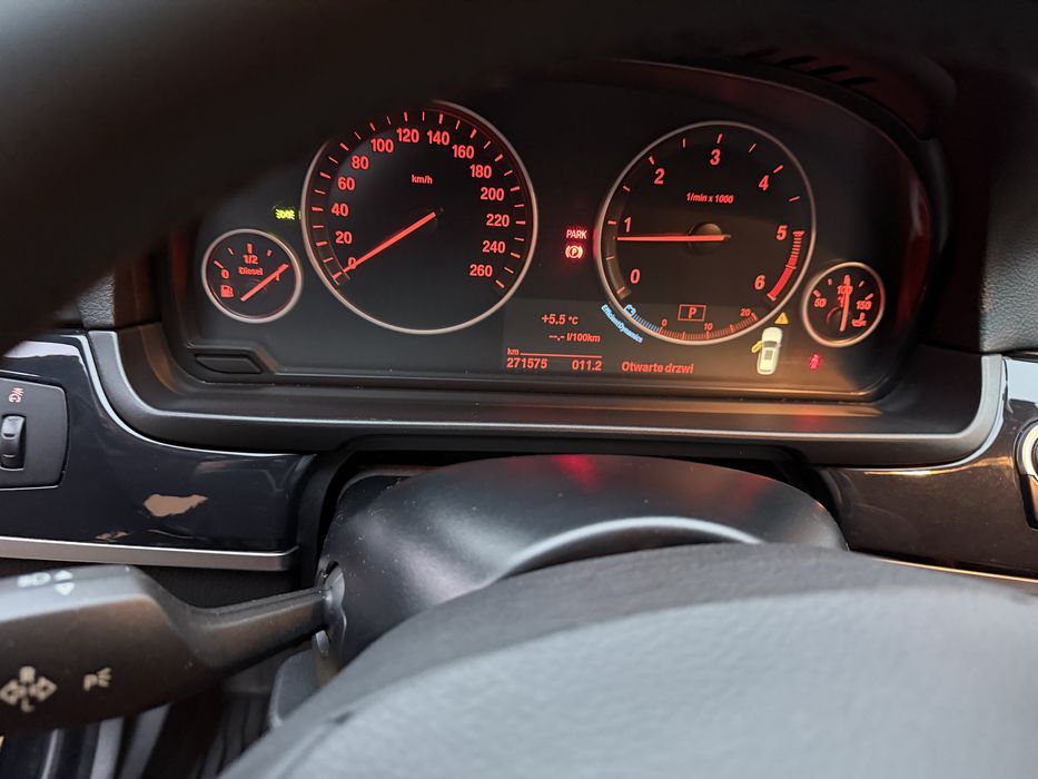 BMW F11 520D. Czarna podsufitka akntara.