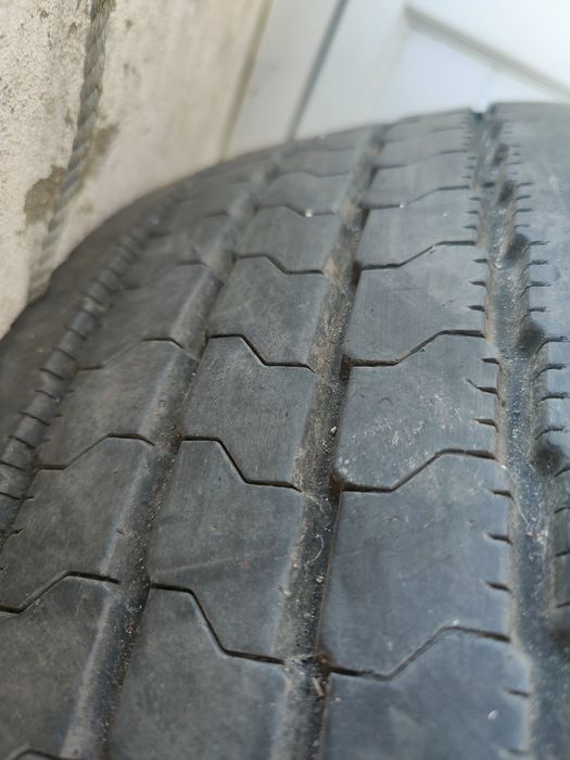 Pneu montado com roda.