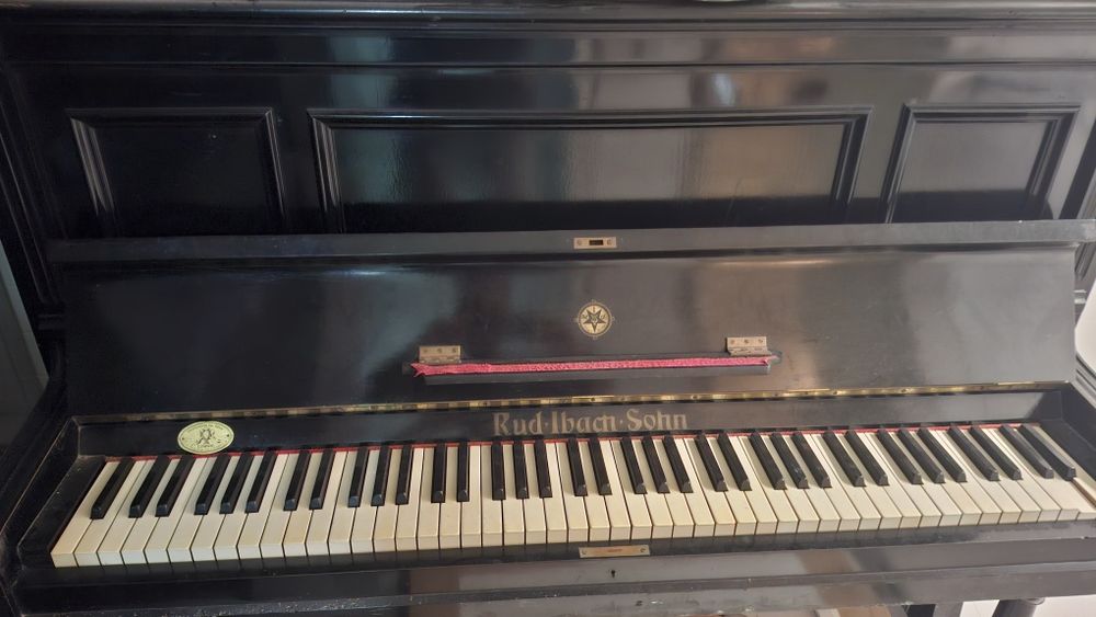 Vendo dois Pianos Verticais