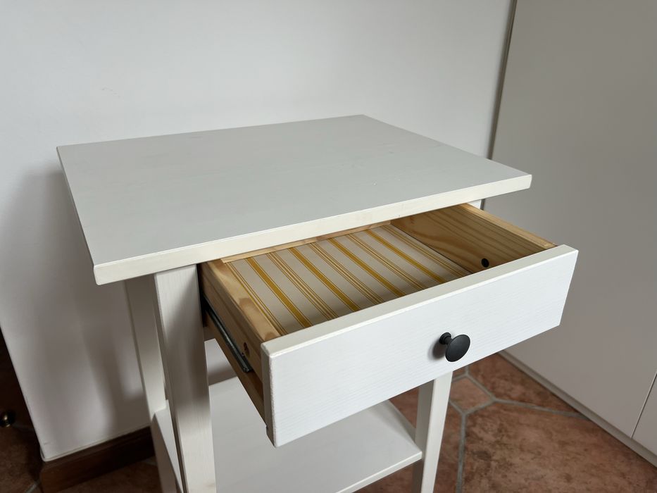 Mesa de cabeceira IKEA – branca, 70×46×35 cm, com gaveta e prateleira