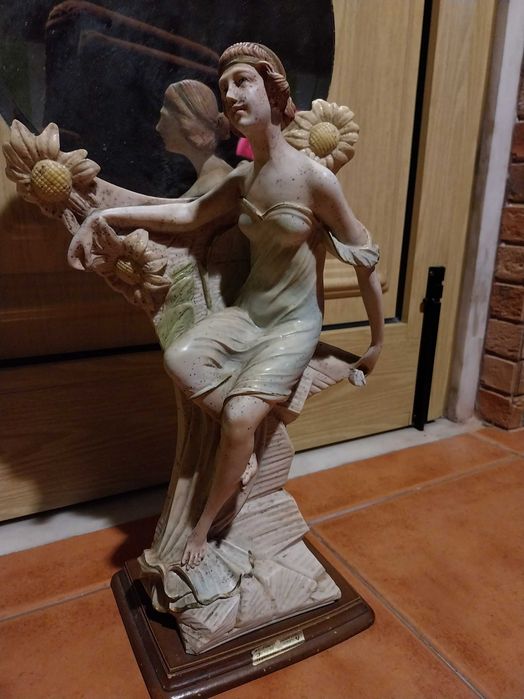 Estatueta em Marfinite - Mulher com Espelho