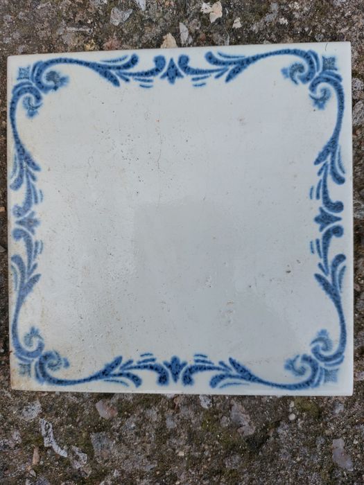 Azulejos novos 20x20 em tons de branco e azul
