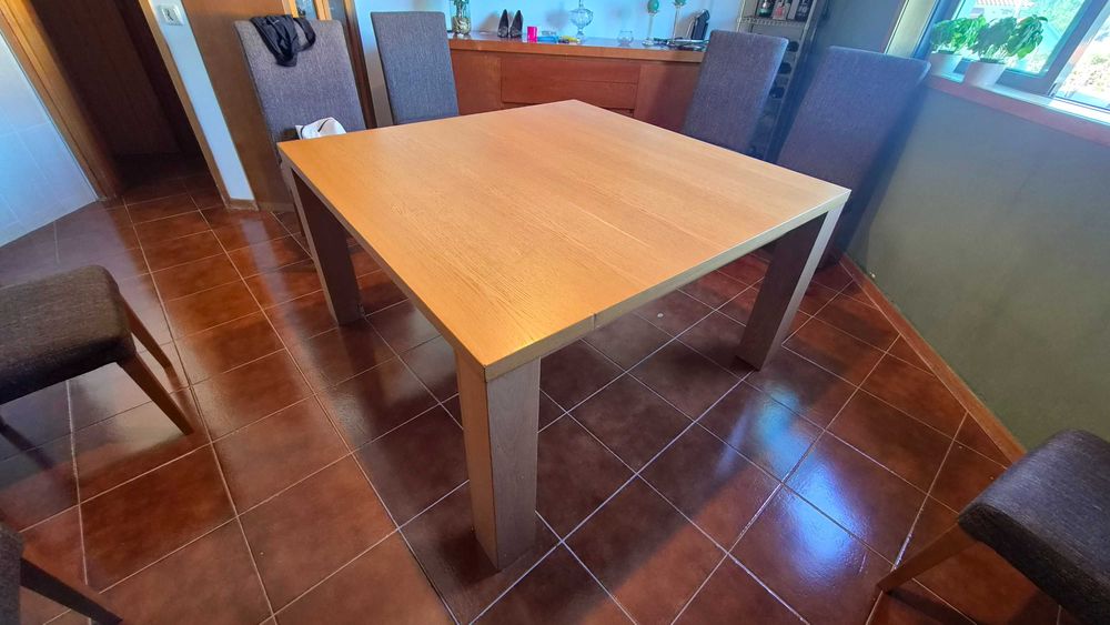 Mesa de jantar em madeira com 1,40x1,40